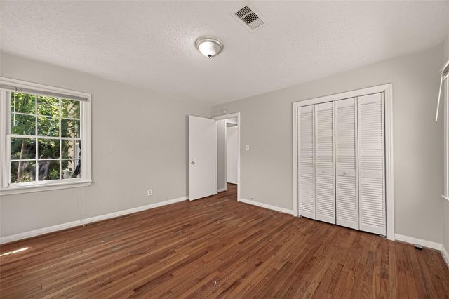 8022 White Avenue, Hitchcock, TX 77563