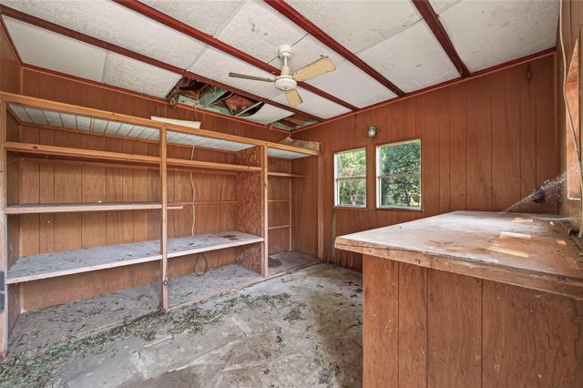 8022 White Avenue, Hitchcock, TX 77563