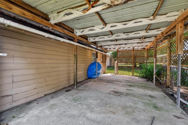8022 White Avenue, Hitchcock, TX 77563