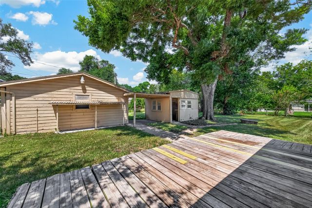 8022 White Avenue, Hitchcock, TX 77563