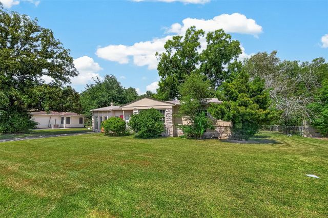 8022 White Avenue, Hitchcock, TX 77563