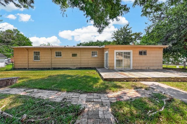 8022 White Avenue, Hitchcock, TX 77563