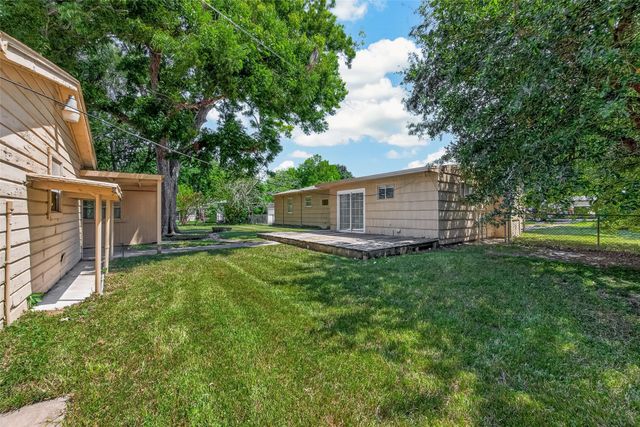 8022 White Avenue, Hitchcock, TX 77563