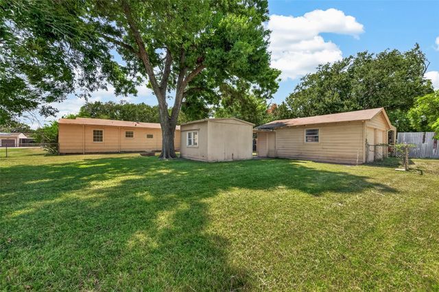 8022 White Avenue, Hitchcock, TX 77563