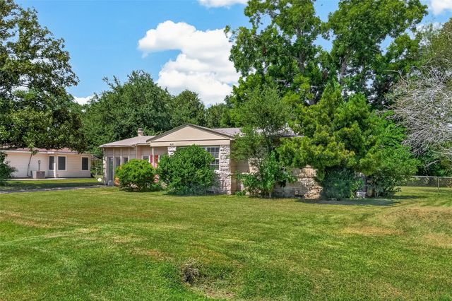 8022 White Avenue, Hitchcock, TX 77563