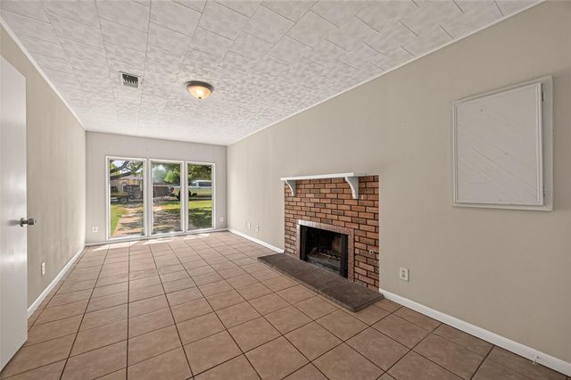 8022 White Avenue, Hitchcock, TX 77563