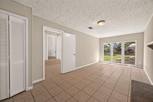 8022 White Avenue, Hitchcock, TX 77563