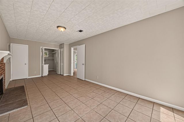 8022 White Avenue, Hitchcock, TX 77563
