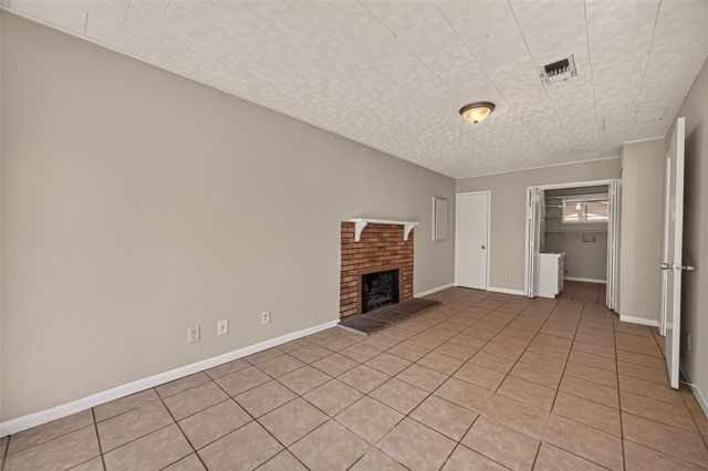 8022 White Avenue, Hitchcock, TX 77563