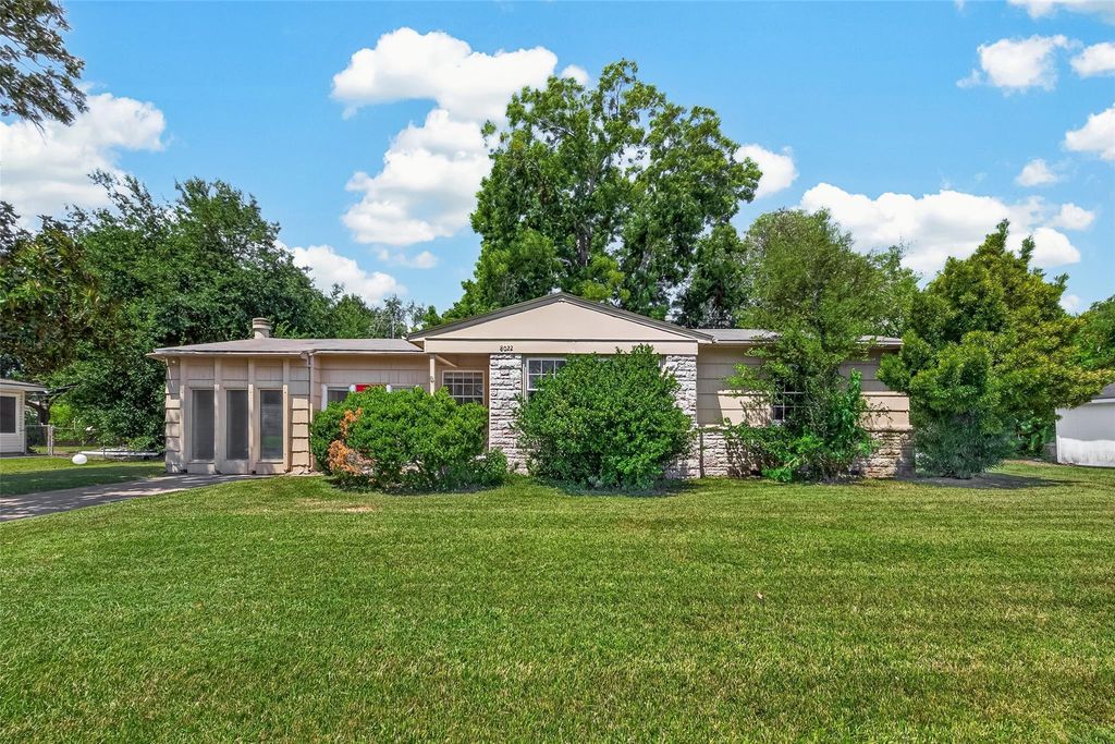 8022 White Avenue, Hitchcock, TX 77563