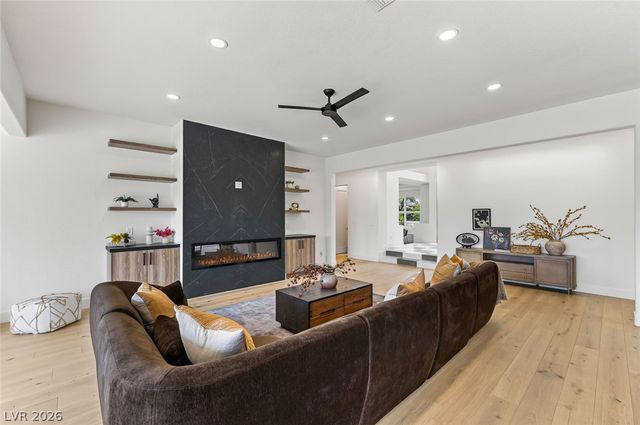 1900 Glenview Drive, Las Vegas, NV 89134
