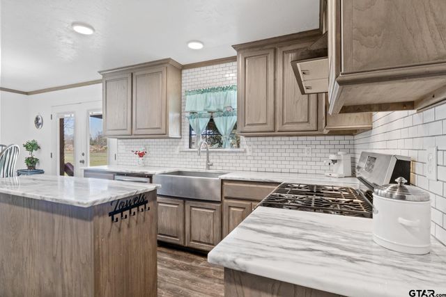 711 Walnut St, Omaha, TX 75571