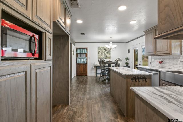 711 Walnut St, Omaha, TX 75571