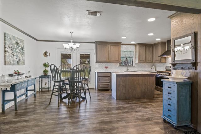 711 Walnut St, Omaha, TX 75571