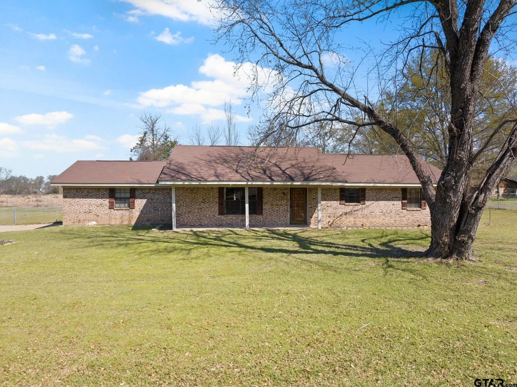 711 Walnut St, Omaha, TX 75571