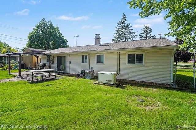 6612 Rowley Drive, Waterford, MI 48329