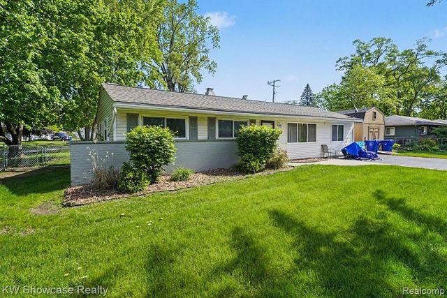 6612 Rowley Drive, Waterford, MI 48329