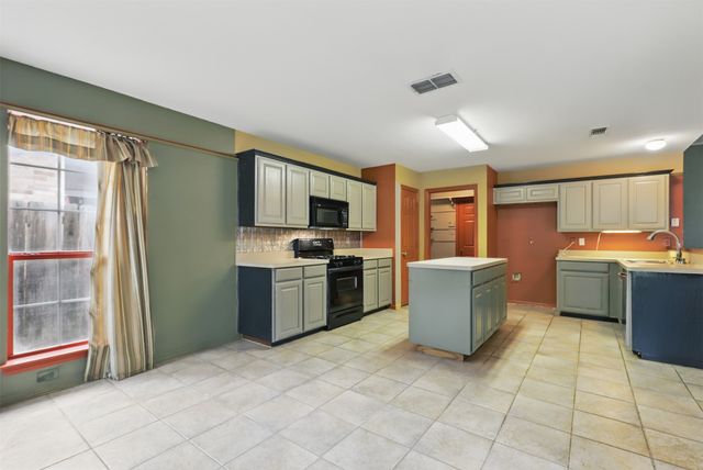 5005 Vaquero Drive, Arlington, TX 76017
