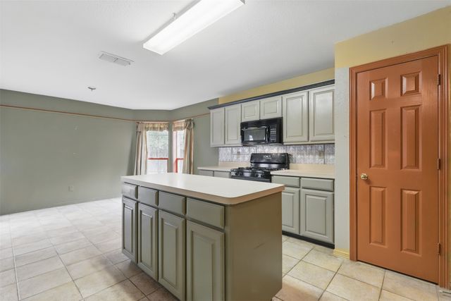 5005 Vaquero Drive, Arlington, TX 76017