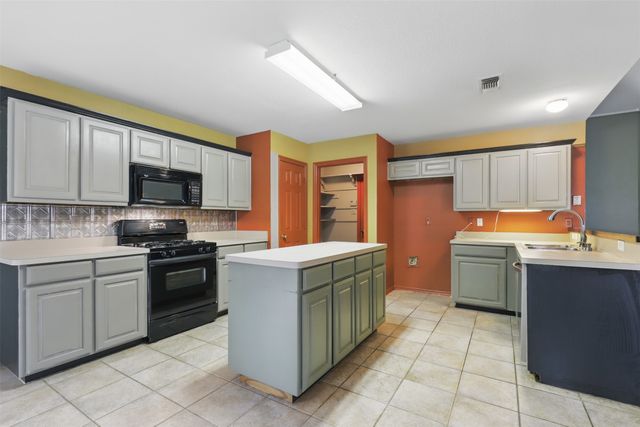 5005 Vaquero Drive, Arlington, TX 76017