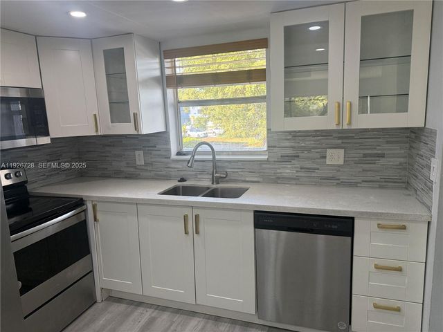 9375 Fontainebleau Blvd L221, Miami, FL 33172