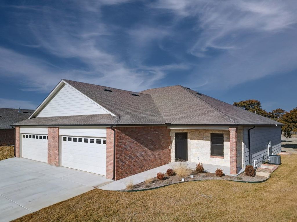 3114 Long Ct, Winfield, KS 67156