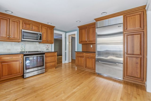 21 Goulding St E, Sherborn, MA 01770