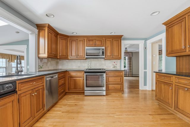 21 Goulding St E, Sherborn, MA 01770