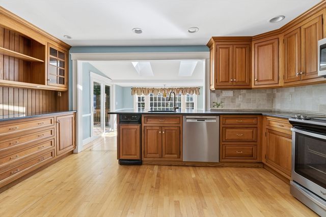 21 Goulding St E, Sherborn, MA 01770