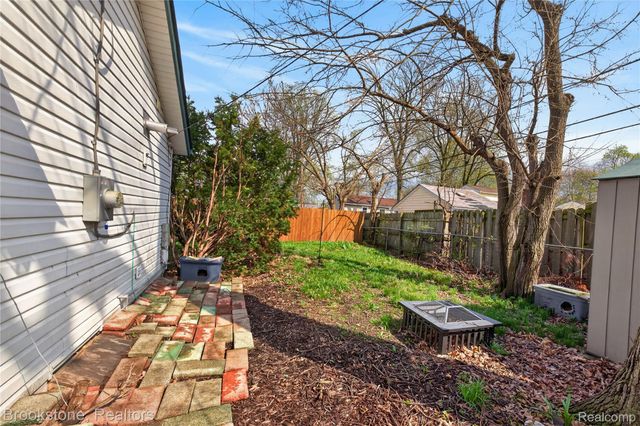 141 W Granet Avenue, Hazel Park, MI 48030
