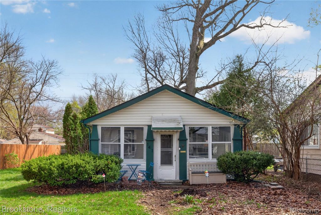 141 W Granet Avenue, Hazel Park, MI 48030
