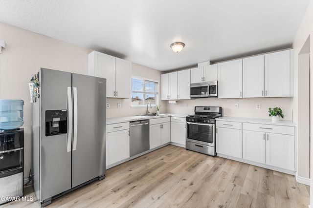 2229 W Avenue K13, Lancaster, CA 93536