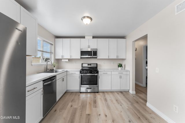 2229 W Avenue K13, Lancaster, CA 93536