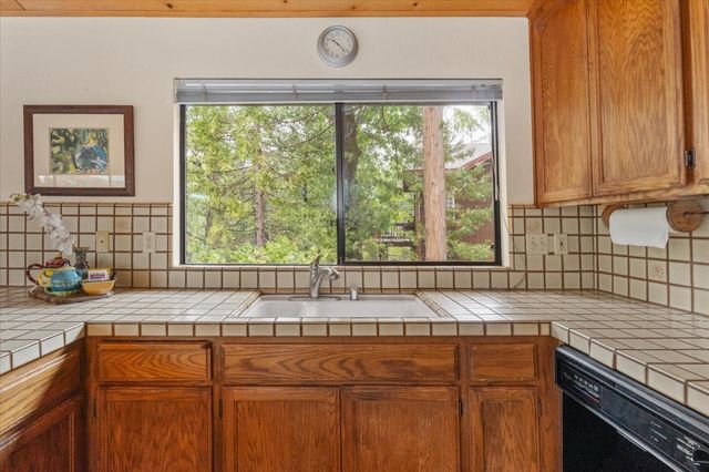 596 Sugarbush Ln, Murphys, CA 95247