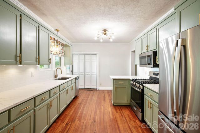 441 8th Avenue Drive NW, Hickory, NC 28601