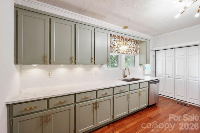 441 8th Avenue Drive NW, Hickory, NC 28601
