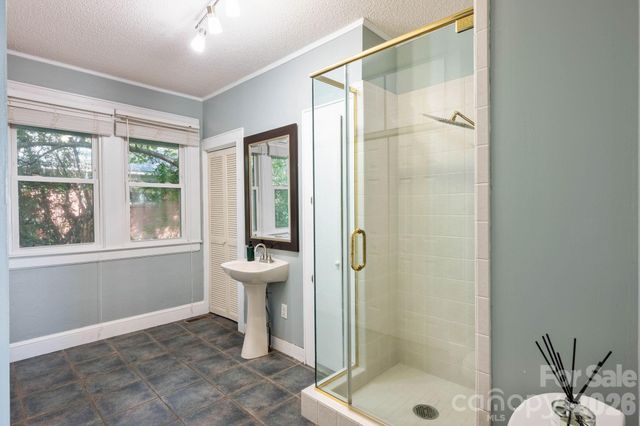 441 8th Avenue Drive NW, Hickory, NC 28601