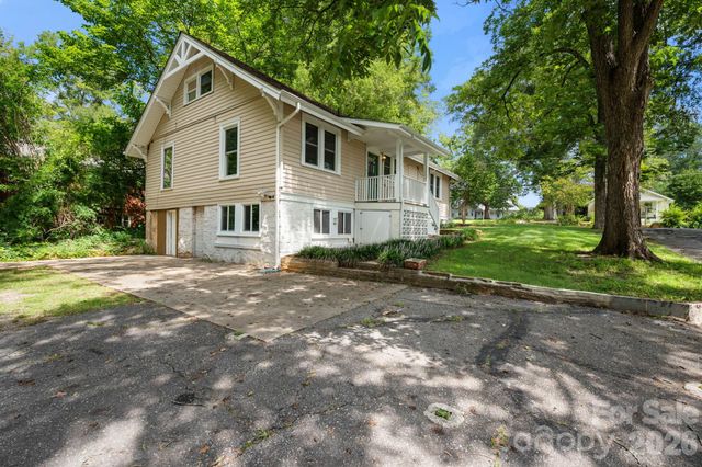 441 8th Avenue Drive NW, Hickory, NC 28601