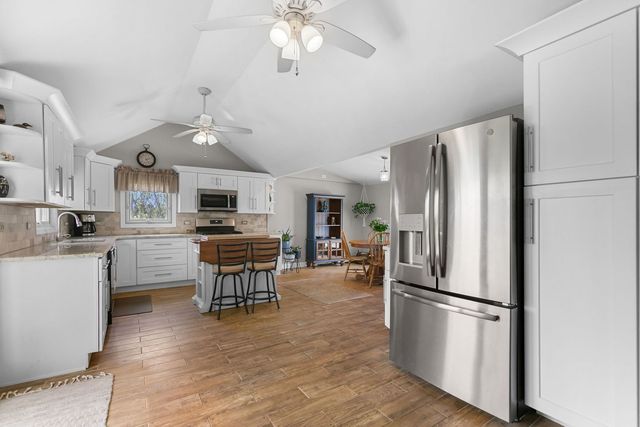 1080 Cardinal Drive S, Lake Zurich, IL 60047