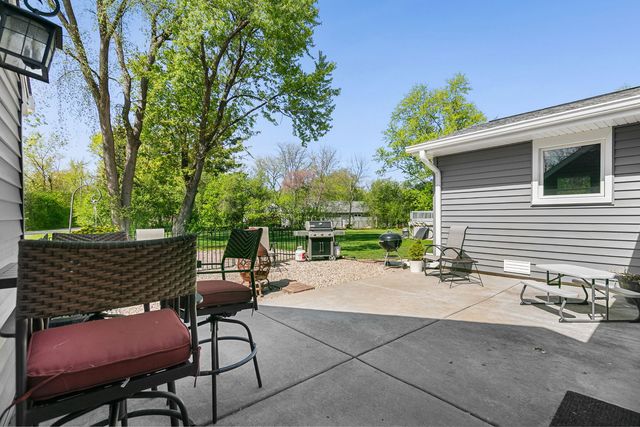 1080 Cardinal Drive S, Lake Zurich, IL 60047