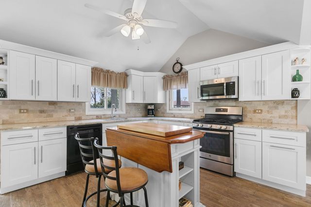 1080 Cardinal Drive S, Lake Zurich, IL 60047