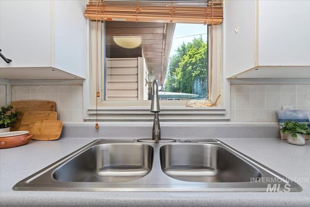 860 N 8th E, Mountain Home, ID 83647