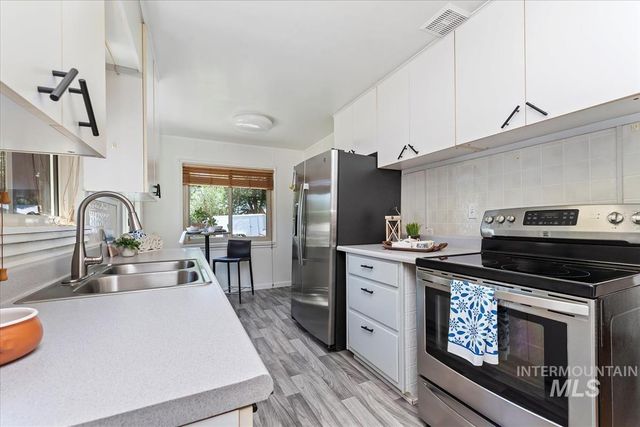 860 N 8th E, Mountain Home, ID 83647