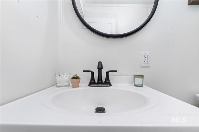 860 N 8th E, Mountain Home, ID 83647