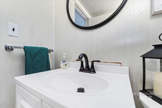 860 N 8th E, Mountain Home, ID 83647