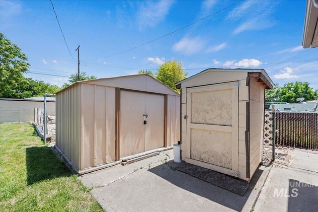 860 N 8th E, Mountain Home, ID 83647
