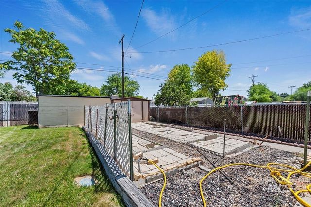 860 N 8th E, Mountain Home, ID 83647