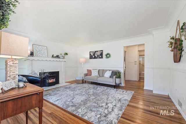 860 N 8th E, Mountain Home, ID 83647