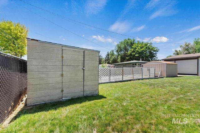 860 N 8th E, Mountain Home, ID 83647