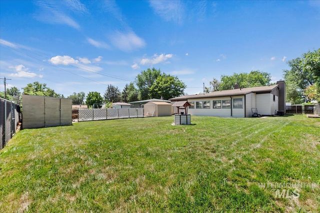 860 N 8th E, Mountain Home, ID 83647